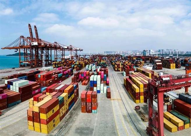 深圳市大鏟灣碼頭加強運送物資至香港。（東網）