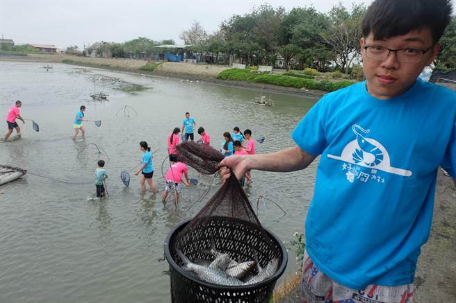 推廣地方創生，雲林縣口湖鄉「好蝦冏男社」展開「黑腹帥」養成計畫。（本報資料照片）