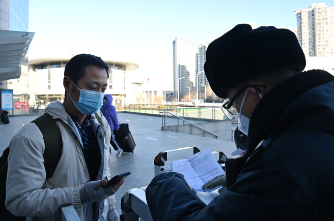 廣東省近日出現多例香港輸入新冠病例，自明（7日）早上10點起，從香港入境珠海和深圳旅客持有的核酸檢測報告，需符合檢次報告發出部門必須是粵港認可的33間香港定點核酸檢測機構。（新華社）