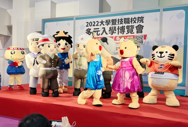 参展学校吉祥物宝宝尬舞吸引满满的笑声。（王雅芬摄影）