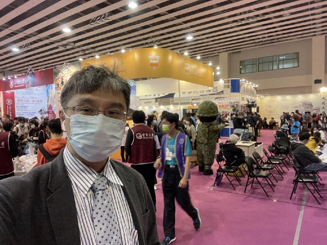 乐学网名师张财铭博士进行选填志愿最佳策略讲座。（王雅芬摄影）