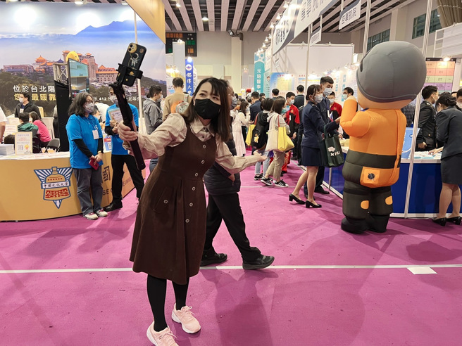 主办单位邀请高人气直播主，为大学博览会参展学校宣传。（王雅芬摄影）