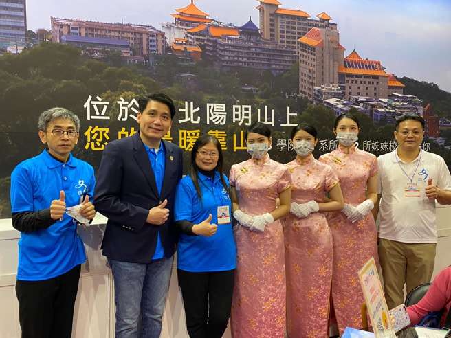 文化大学校长王淑音（左3）表示，跨域是未来职场必备条件。（文化大学提供）