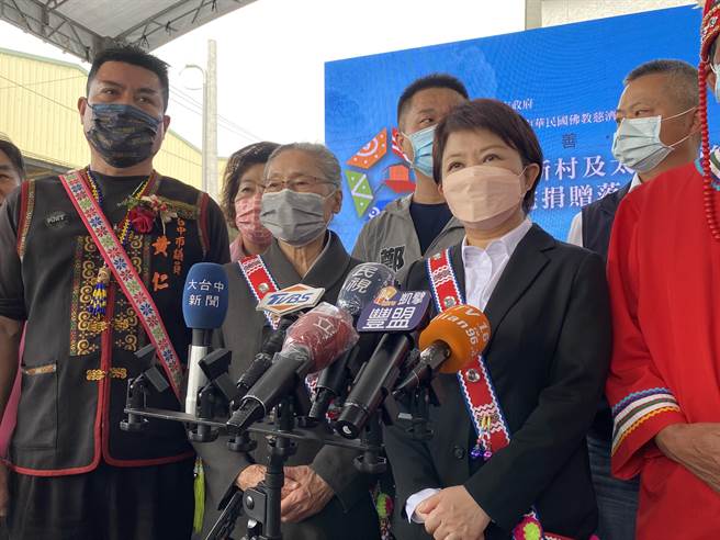 市長盧秀燕（右）指出，感謝慈濟基金會出錢出力，高達2元億以上的經費，投入重建。（張妍溱攝）