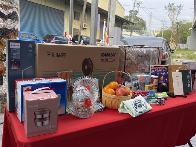 台中市政府與慈濟基金會贈送10多項入住禮。（張妍溱攝）