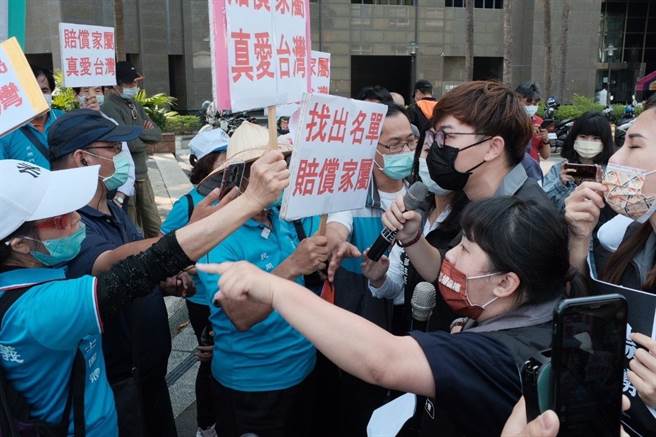 台灣基進黨高雄市黨部在歷史博物館舉辦「306大屠殺紀念會」，遇韓粉杏仁哥和無黨籍市議員參選人徐尚賢等人鬧場。（翻攝照片／石秀華高雄傳真）
