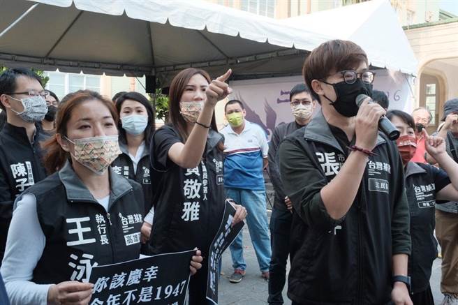 無黨籍市議員參選人徐尚賢到場叫囂鬧場，和台灣基進黨市議員參選人爆發口角推擠衝突。（翻攝照片／石秀華高雄傳真）