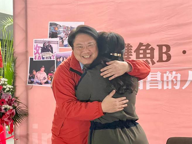 基隆市长林右昌昨在基隆举办签书会，与妻子吴秋英拥吻，重现2009年落选之夜场景，引起轰动。（陈彩玲摄）
