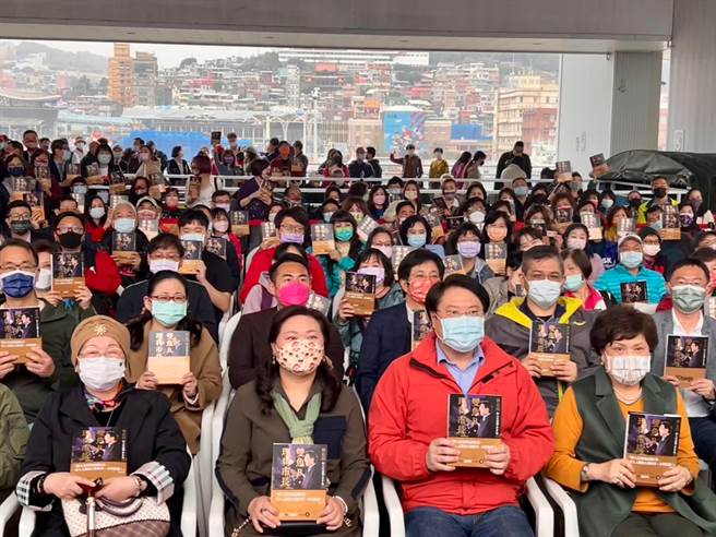 基隆市长林右昌推出新书《双鱼B．理科市长》，今天下午在东岸商场举办签书会。（陈彩玲摄）