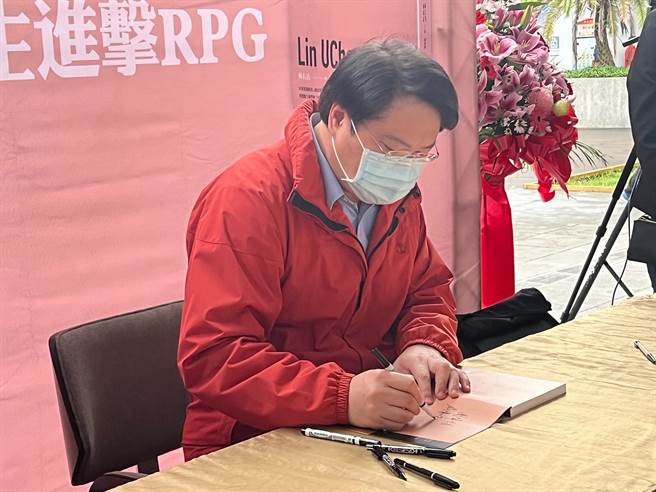 基隆市长林右昌推出新书《双鱼B．理科市长》，今天下午在东岸商场举办签书会。（陈彩玲摄）