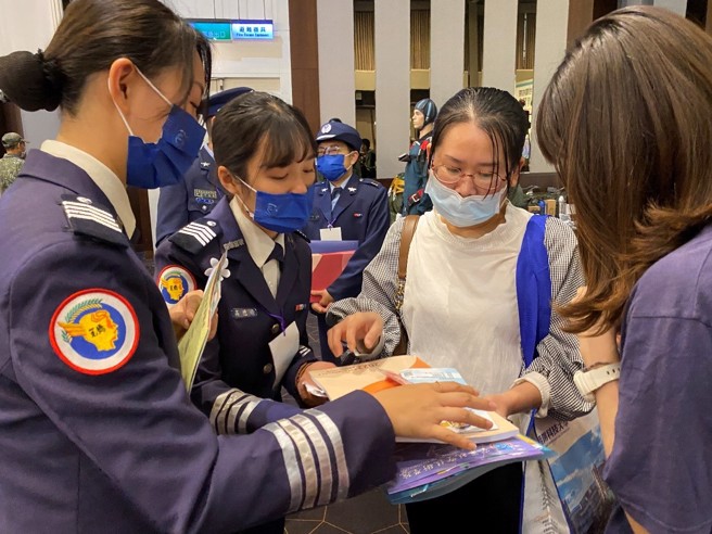 軍事院校提供簡章與解說讓家長可以深入了解與參考。(圖／大學博覽會提供)