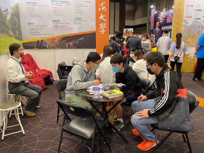 東海大學透過解說加深考生與家長對於各校系的資訊與特色。(圖／大學博覽會提供)