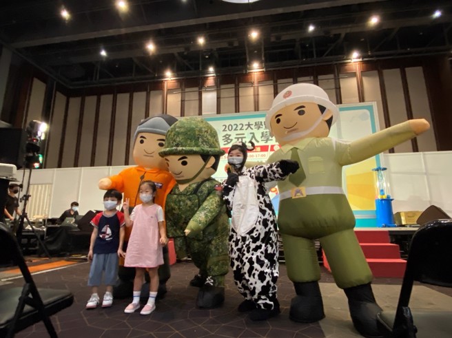 小朋友與學校的可愛吉祥物一起合影。(圖／大學博覽會提供)