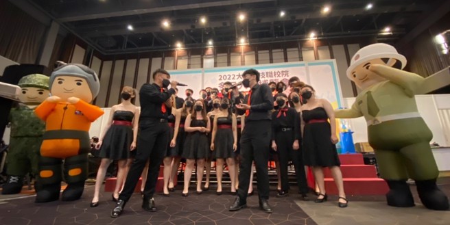 樹德科大葛利合唱團結合國軍娃娃帶來吸睛的表演。(圖／大學博覽會提供)