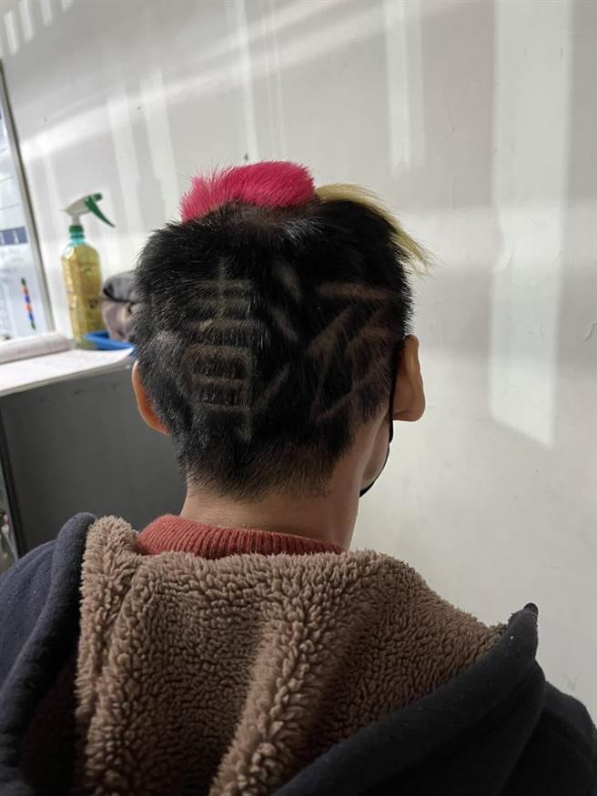 欧男头顶「精液」怪异髮型，随意在公寓楼梯间大小便。（民眾提供）