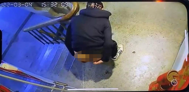 欧男头顶「精液」怪异髮型，随意在公寓楼梯间大小便。（民眾提供）