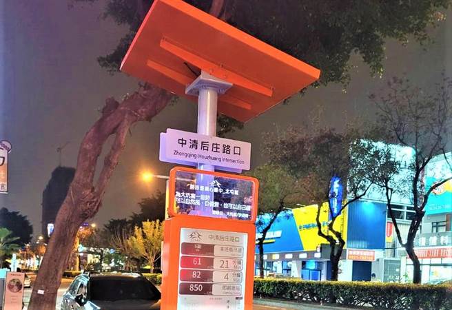 台中智慧型公車站吹起文藝風，交通局在方寸之間的站牌空間刊登浪漫詩句。（台中市府提供／盧金足台中傳真）