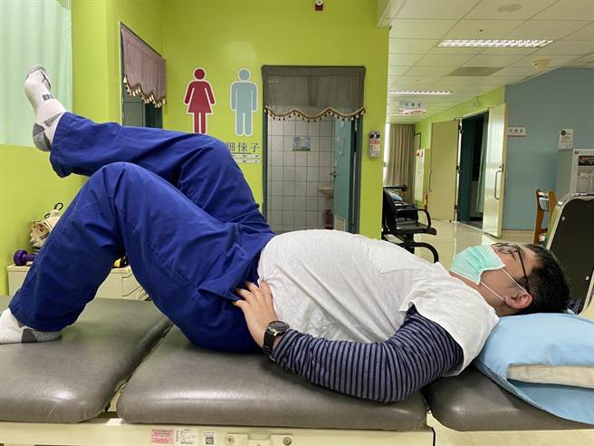 微创手术患者可进行简单核心运动，平躺于床上双脚弯曲与肩同宽脚踩床，双双手摆放在头部后侧，骨盆保持中立位，1只脚抬起再抬另只脚，维持90度约5秒。（部立桃园医院提供／陈梦茹桃园传真）