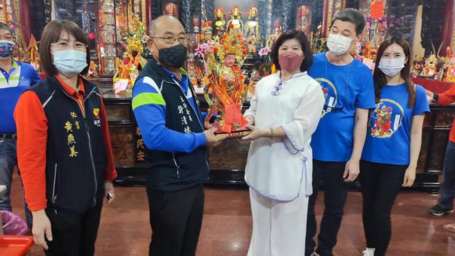 （蓮池精舍住持林淑芬（右三）6日前往台南新營太子宮，迎請中壇元帥回到宜蘭新道場供奉。圖／業者提供）