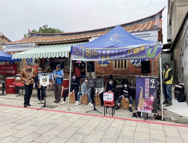 塔山电厂萨克斯风社同仁今天邀请家扶中心木箱鼓才艺队一起演出。（塔山电厂提供）