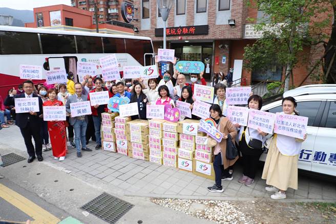 深坑区公所妇女节活动结合「新北市关怀乡福利大车队」，让妇女节更有意义。（深坑区公所提供）