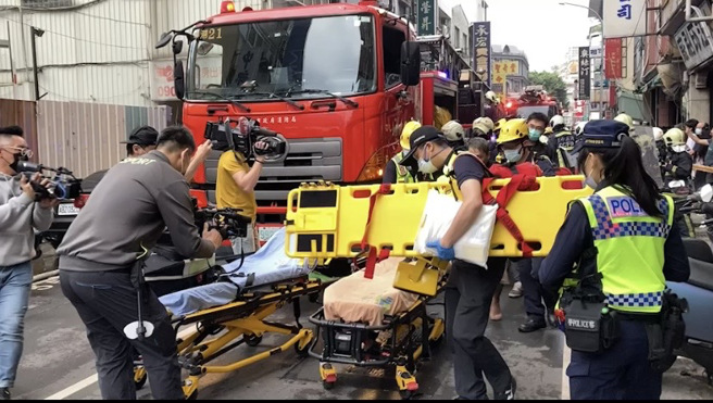 台中市中區一棟大樓6日發生火警，警消緊急將傷者送醫。（中部記者爆料網提供／盧金足台中傳真）