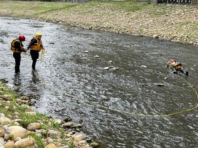 2021＋桃园地景艺术节展区邻近南崁溪，大有分队6日进行水域抢救模拟演练。（大有分队提供／陈梦茹桃园传真）