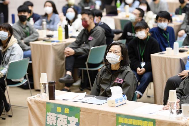 蔡英文总统今天出席民进党举办的「2022国务青旗舰营」结业式，邀请年轻世代加入民进党。（民进党提供）