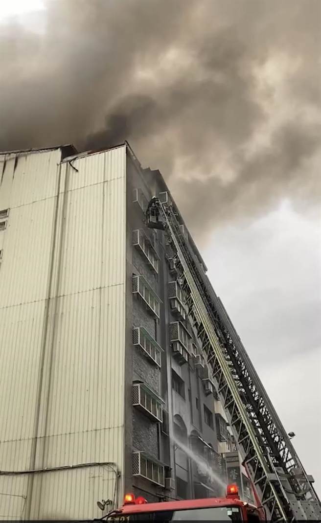 台中市中區一棟住宅大樓6日發生火警，5名民眾受傷。（民眾提供／盧金足台中傳真）