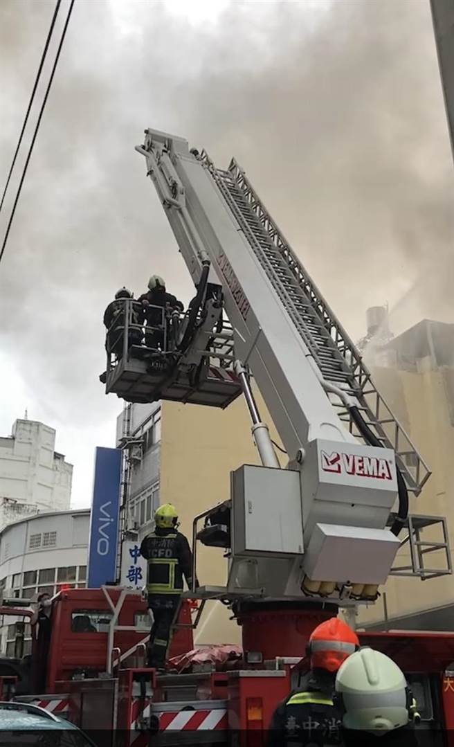 台中市6日下午4時30分中區興中街一棟集合住宅火警。（中部記者爆料網提供／盧金足台中傳真）