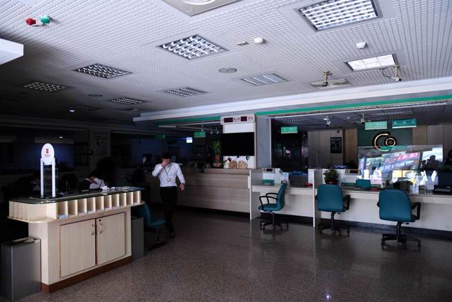 兴达电厂3日上午9时7分发生开关场事故，导致南部地区电力供需失衡，连带影响全台电力供给，图为北市中山区银行因停电暂停服务。（资料照／王德为）