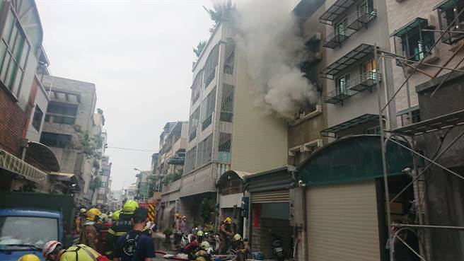 台南市南区一栋5楼透天住宅火警，竟是行动电源爆炸引起。（程炳璋摄）