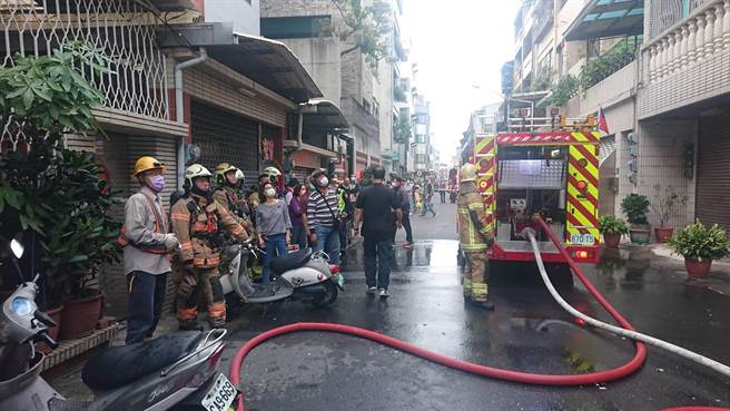 起火住宅位在住宅区内，附近多数居民经营成衣加工业，对火警感到惊吓纷纷逃出住家。（程炳璋摄）
