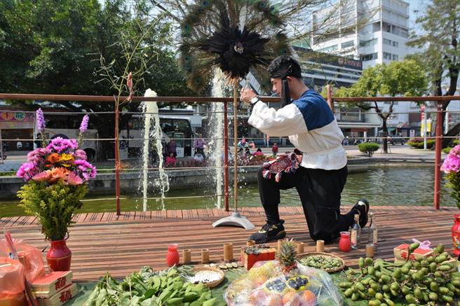 在部落青年的解说下，马卡道族经典的河祭、敬祖趒戏现身屏东公园，族人盼平埔文化走进市区、更广为人知。（谢佳潾摄）