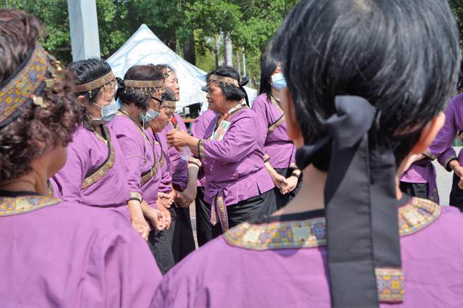 在部落青年的解说下，马卡道族经典的河祭、敬祖趒戏现身屏东公园，族人盼平埔文化走进市区、更广为人知。（谢佳潾摄）