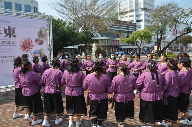 在部落青年的解说下，马卡道族经典的河祭、敬祖趒戏现身屏东公园，族人盼平埔文化走进市区、更广为人知。（谢佳潾摄）