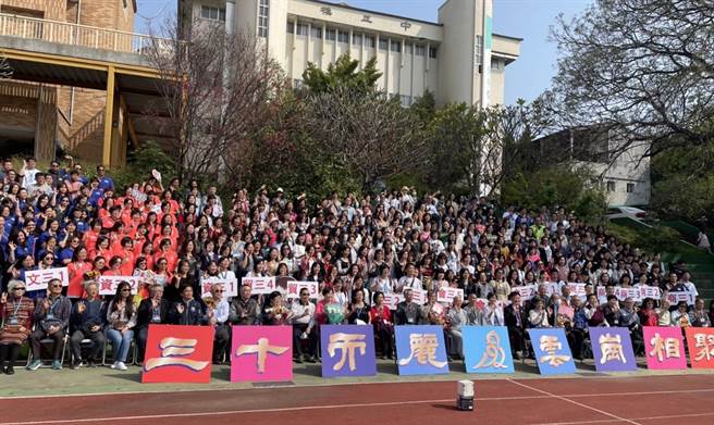 彰化高商6日举办毕业30年同学会「三十而丽、云岗相聚」，近400位同学会再相聚，唤起青春岁月的回忆，有说不完故事。（吴敏菁摄）