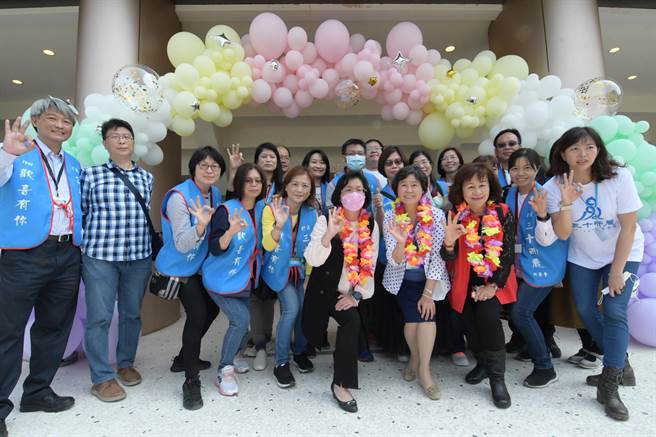 彰化高商6日举办毕业30年同学会「三十而丽、云岗相聚」，近400位同学会再相聚，唤起青春岁月的回忆，有说不完故事。（吴敏菁摄）