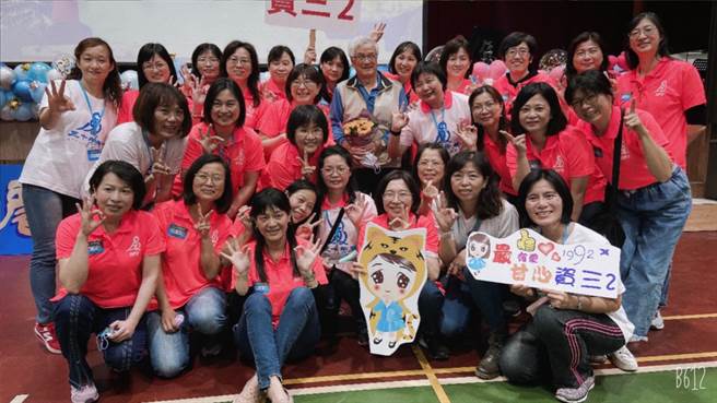 彰化高商6日举办毕业30年同学会「三十而丽、云岗相聚」，近400位同学会再相聚，唤起青春岁月的回忆，有说不完故事。（吴敏菁摄）