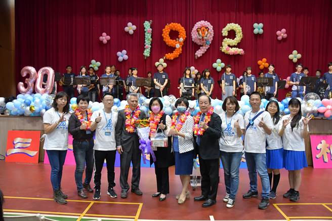 彰化高商6日举办毕业30年同学会「三十而丽、云岗相聚」，近400位同学会再相聚，唤起青春岁月的回忆，有说不完故事。（吴敏菁摄）