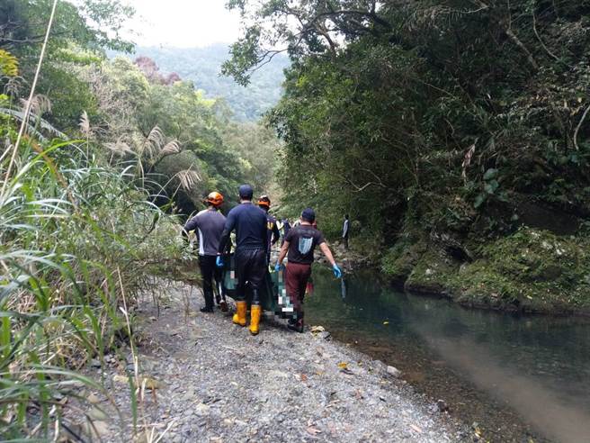 搜救人员在四堵溪发现曾男。（民眾提供）