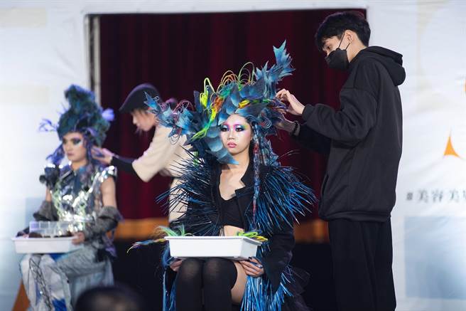 嘉义市女子美容商业同业公会今举办「2022璀灿嘉艺．玩美起飞─市长杯全国时尚创意竞赛展演秀」，演出十分精彩。（嘉义市政府提供∕吕妍庭嘉义传真）