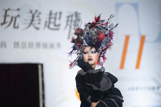 嘉义市女子美容商业同业公会今举办「2022璀灿嘉艺．玩美起飞─市长杯全国时尚创意竞赛展演秀」，演出十分精彩。（嘉义市政府提供∕吕妍庭嘉义传真）