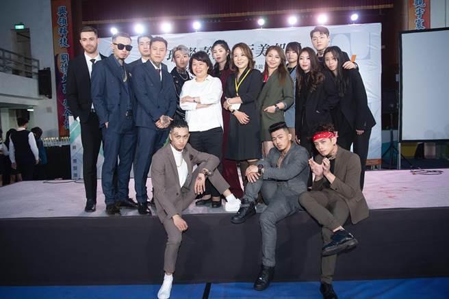 Savages Barber野人团队演出后与嘉义市长黄敏惠等人合影。（嘉义市政府提供∕吕妍庭嘉义传真）