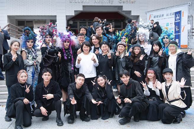 嘉义市女子美容商业同业公会今举办「2022璀灿嘉艺．玩美起飞─市长杯全国时尚创意竞赛展演秀」，会后大家与嘉义市长黄敏惠等人合照。（嘉义市政府提供∕吕妍庭嘉义传真）