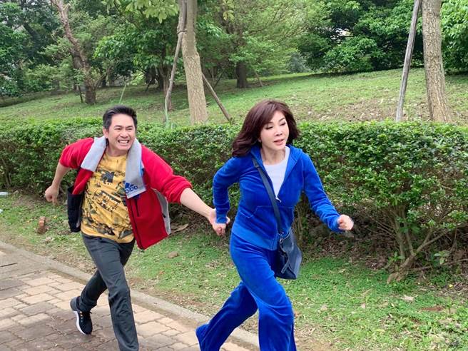 陳美鳳、洪都拉斯劇中追趕跑。（民視提供）