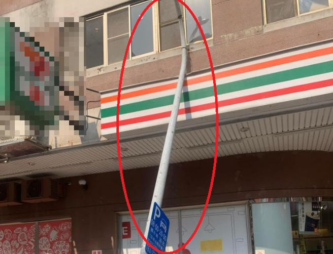 他报警表示路灯撞进家中，警方则回「别恶作剧」；网友表示要修杆了。（翻摄自爆废公社）