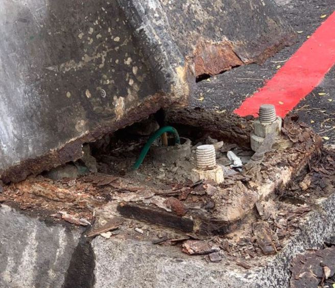 他报警表示路灯撞进家中，警方则回「别恶作剧」；网友表示「强大的狗尿尿」。（翻摄自爆废公社）