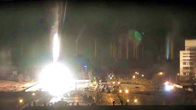 俄军猛烈开火，导致欧洲最大的札波罗热（Zaporizhzhia）核电厂起火。（图／路透社）