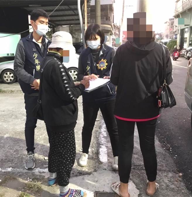 高雄市14岁少女想开餐厅养阿嬷，外出找工作累积餐饮经验，却因年纪小屡碰壁不敢回家，警方找到少女后，让少女和阿嬷开心团圆。（高市警局少年队提供／石秀华高雄传真）